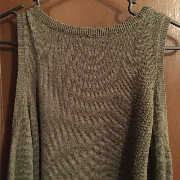 Woman’s off shoulder bell sleeve top - Picture 2 of 4